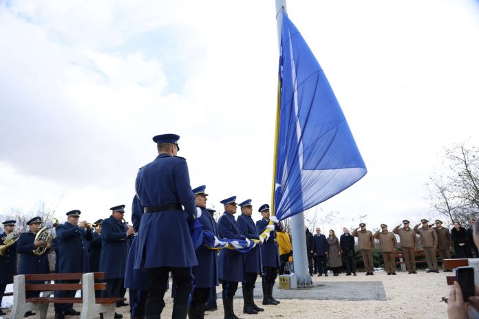 foto-na-brdu-hum-zavijorila-se-zastava-bih-povodom-dana-drzavnosti-c-2156eef87a9951e31050802e8c213022_692561d2a32e8