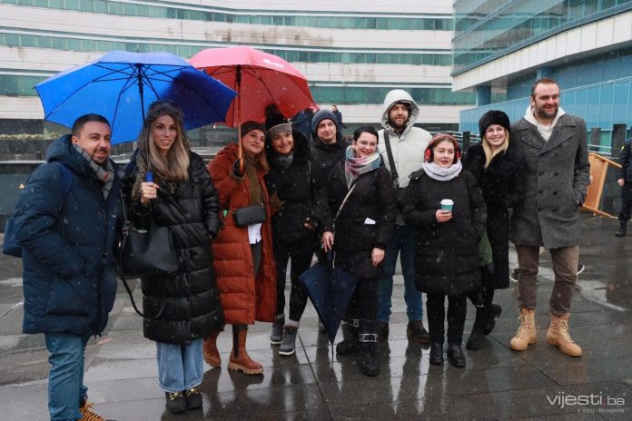 poceo-protest-ispred-zgrade-parlamenta-ne-gasite-bhrt-bhrtp1_6928122ed87b2