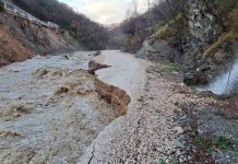 Kritično na području Konjica: Voda odnijela put, potporni zid nikada nije ni izgrađen
