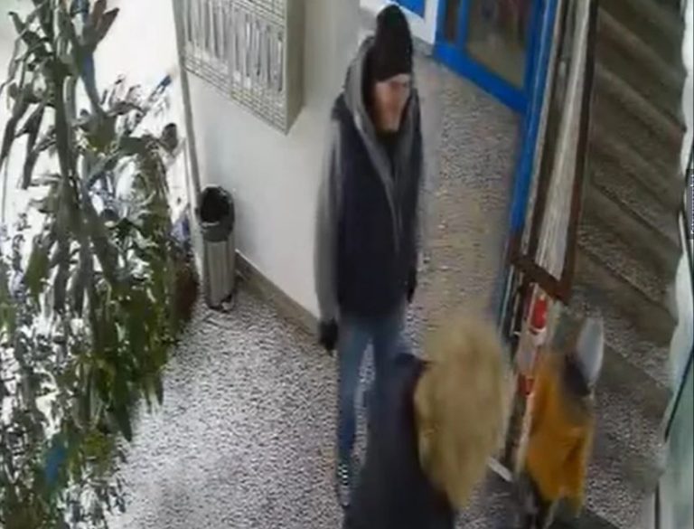 Na društvenim mrežama se dijeli jeziv snimak: Muškarac nožem nasrnuo na baku i unuka