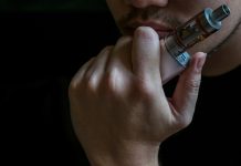 Poražavajući rezultati studije: Tinejdžeri se bude noću da bi koristili elektronske cigarete