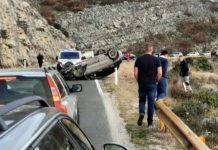 Automobil završio na krovu: Kinez slikao panoramu, njegova saputnica vozilom udarila u brdo