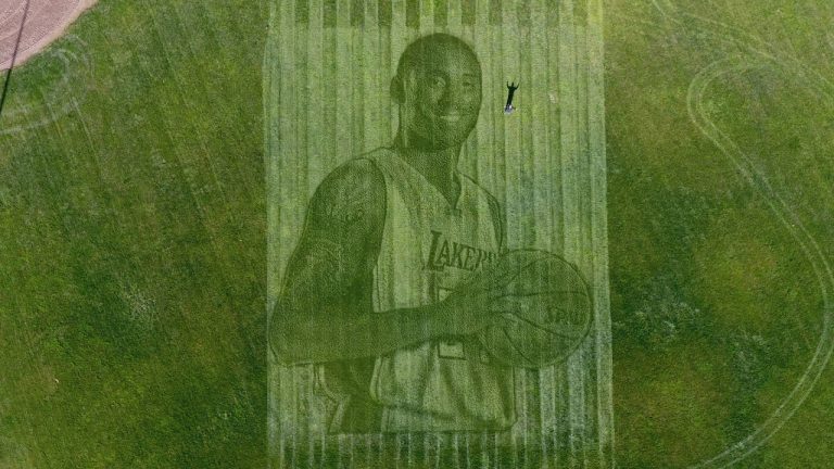 Obožavatelji napravili mural na travi: Jedna slika Kobeja Bryanta vidi se samo iz zraka