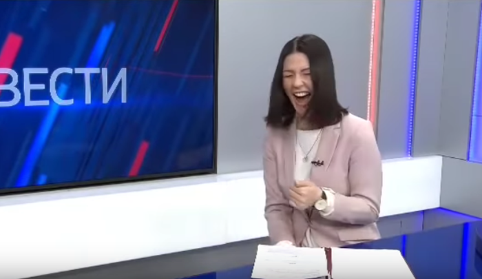 Ruska voditeljica nekontrolisanim smijehom prekinula vijesti
