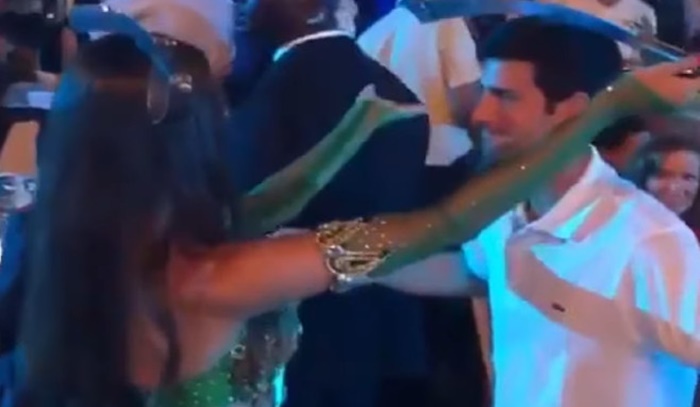 Nije krio dobro raspoloženje: Đokovićev trbušni ples