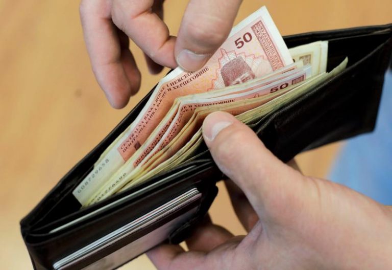 Uposlenica banke u KS krala novac od klijenata i iz trezora, otuđila 106.000 KM