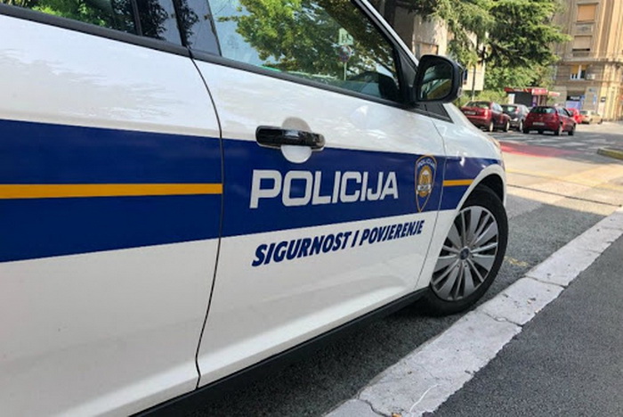 Uhapšena starica u Vukovaru, ključem oštetila osam automobila