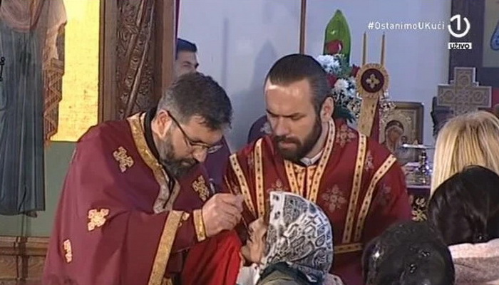 U Istočnom Sarajevu služena liturgija s vjernicima, jednom kašikom vršili pričest