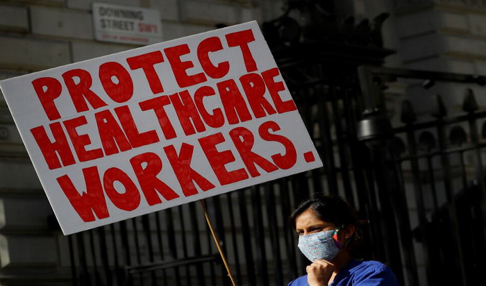 Britanska ljekarka protestovala ispred vlade zbog nedostatka zaštitne opreme