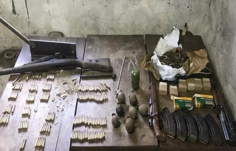 Haos u PS Trnovo: Pijan šakom udario u glavu policajca, u kući mu pronašli arsenal oružja