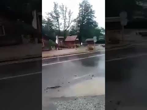 Jeziv prizor: Građani snimili kako voda drobi kuću
