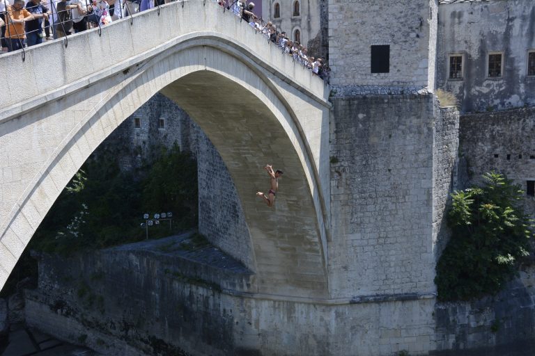 Skok bez aplauza u znak sjećanja na žrtve genocida