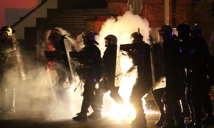 Policija u Beogradu ponovno koristila suzavac i silu