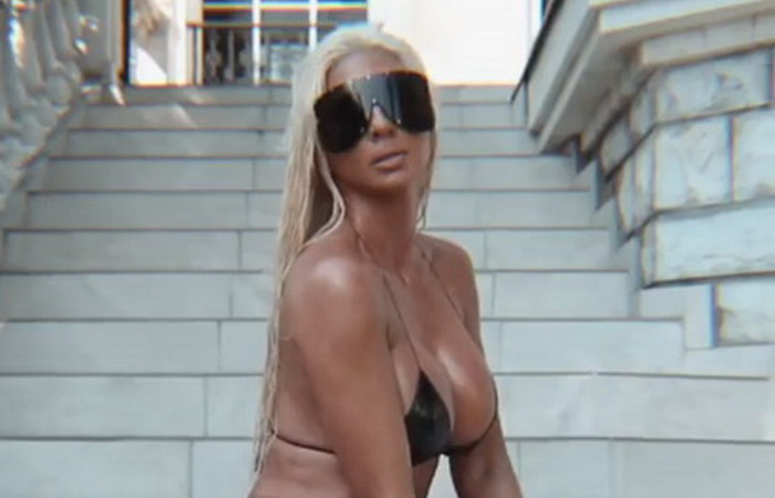Karleuša nikad provokativnija u bikiniju koji skoro ništa ne skriva