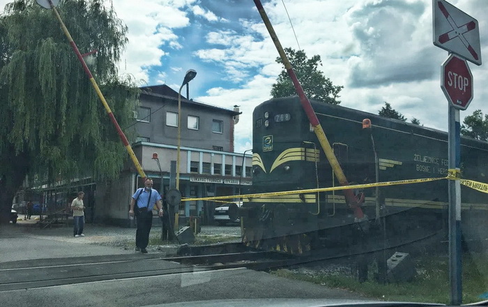 Žena poginula prilikom udara voza u Lukavcu