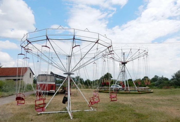 Srbija: Pukao nosač na ringišpilu, povrijeđeno osmero djece