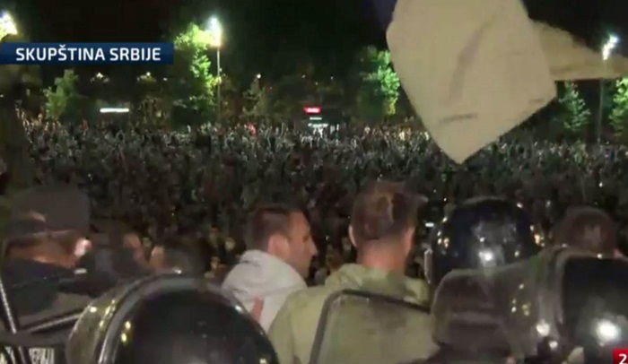 Hiljade Srba na ulici protiv Vučićevih novih mjera, nakratko upali u parlament
