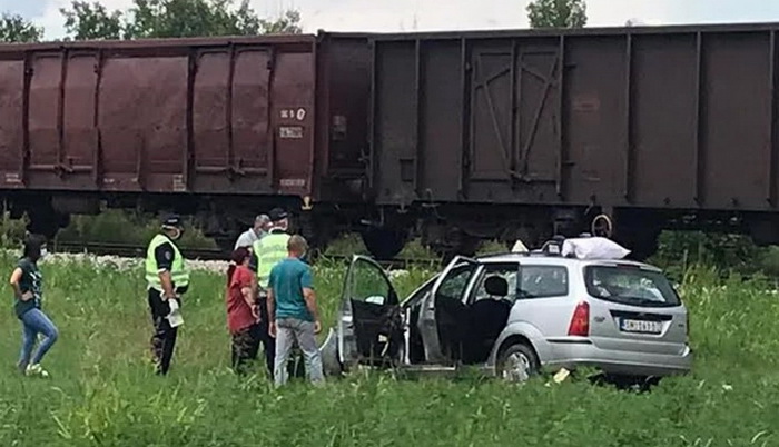 Voz naletio na automobil kod Šapca, dvoje poginulo