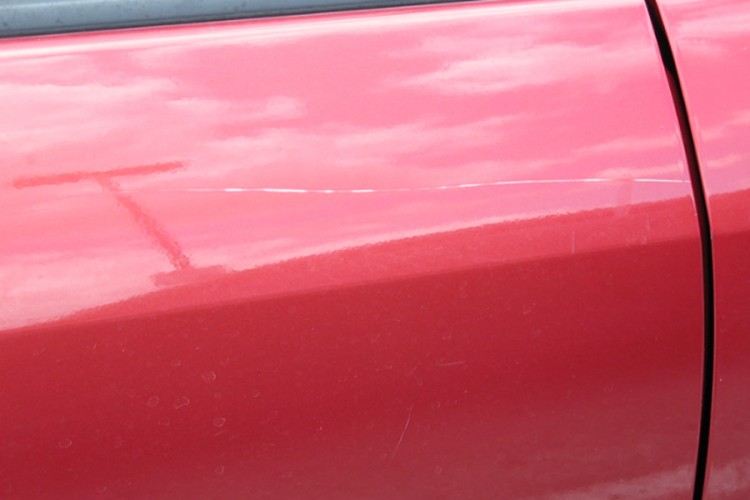 Gostu iz Srbije u Poreču izgrebali auto pa pod brisačem ostavili poruku