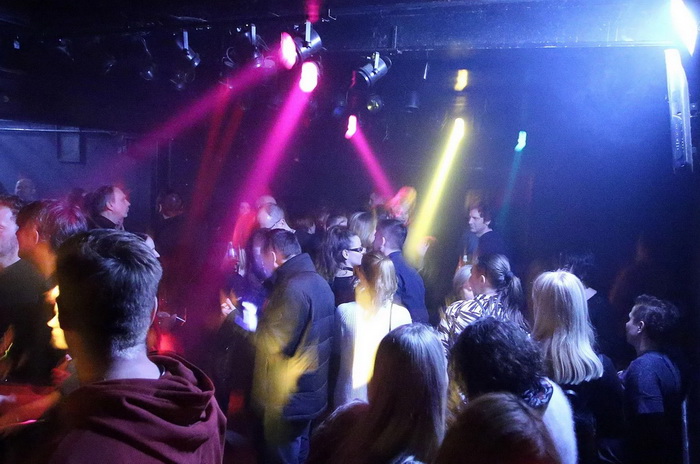 Hrvatski epidemiolog: Mladi se najčešće zaraze u noćnim klubovima i na privatnim zabavama