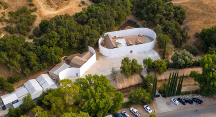 Kanye West izgradio veliki bijeli zid oko svog ranča