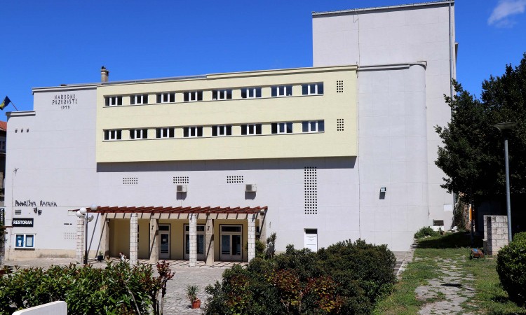 Predstava ‘Šta ćemo sad’ u petak u Narodnom pozorištu Mostar