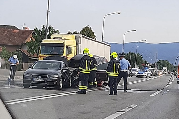Sudar četiri automobila u Banjaluci, jedan se zapalio