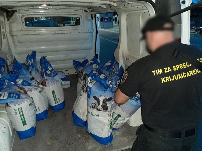 Tuzla: Oduzet duhan krijumčaren u vrećama hrane za stoku