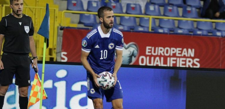 Pjanića uoči meča dočekala posebna poruka na tribinama