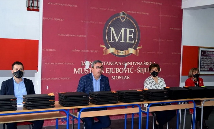 OŠ “Mustafa Ejubović-Šejh Jujo”: Svjetski dan učitelja uz dodjelu laptopa svom nastavnom osoblju
