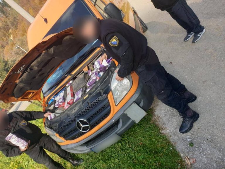 Pogledajte kako je Trebinjac ‘adaptirao’ kombi za šverc cigareta