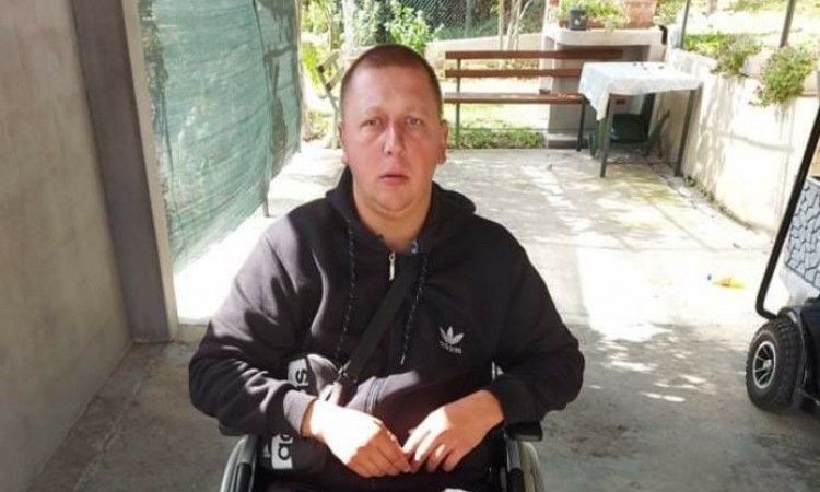 Pomozi.ba – Akcija za Almira iz Gračanice da se ponovo kreće bez kolica