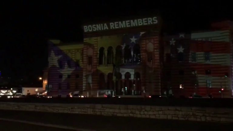 Defile kroz Sarajevo i boje zastave SAD-a na Vijećnici u čast Bidenove pobjede