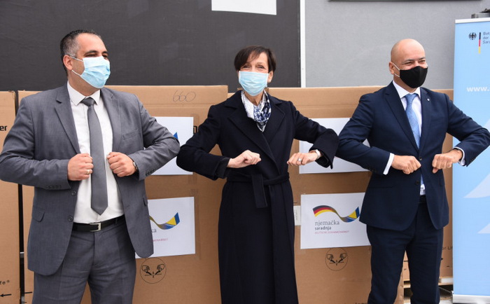 Vlada Njemačke uručila 12 respiratora bolnicama u BiH