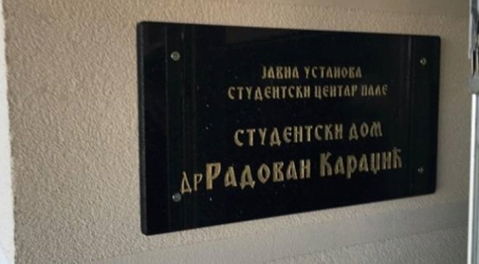 Studenti iz RS-a hvale ratnog zločinca Karadžića i poručuju da ploča s njegovim imenom neće biti skinuta