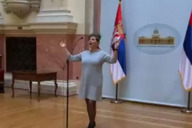 Ana Bekuta zapjevala u Skupštini Srbije