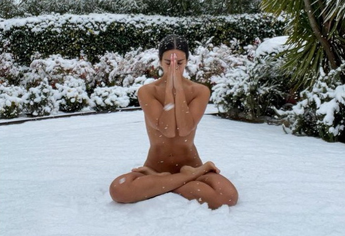 Atraktivna španska voditeljica prkosila oluji Filomena jogom i bez odjeće