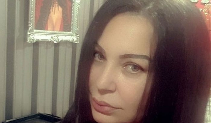 Stoja se “prepolovila”, pokazala duge noge i vitak struk