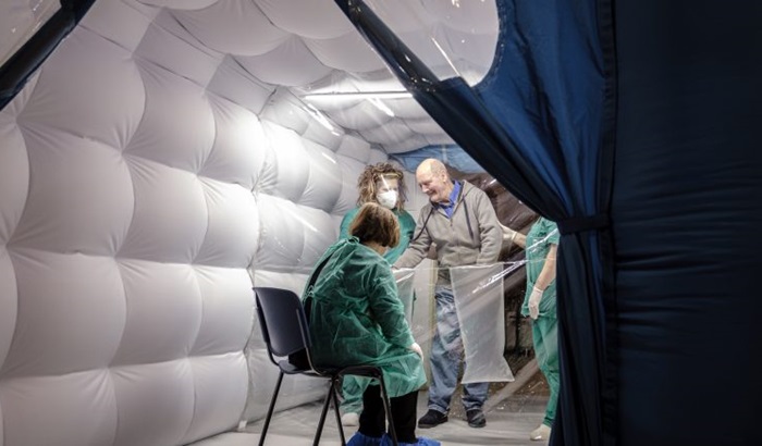 “Soba za zagrljaje”: Prilika da oboljeli od koronavirusa zagrle svoje voljene