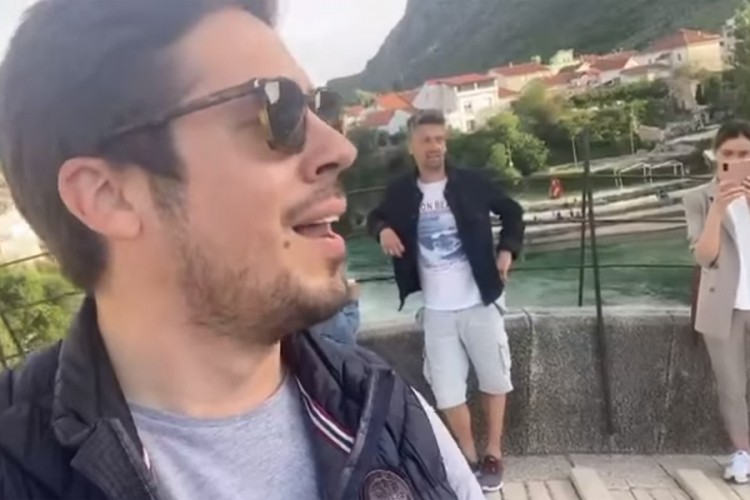 Nikola Rokvić zapjevao na Starom mostu i oduševio Mostarce