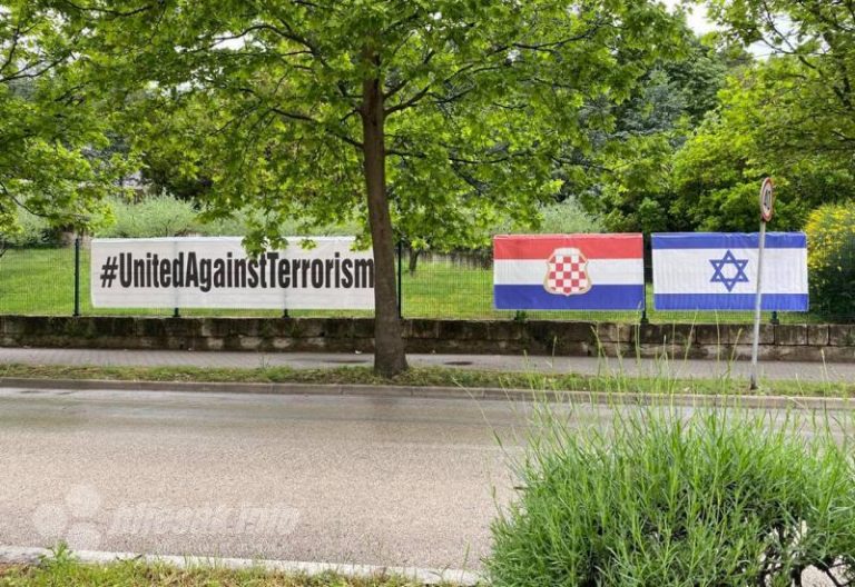 Zastave tzv. Herceg-Bosne i Izraela na ogradi u Mostaru