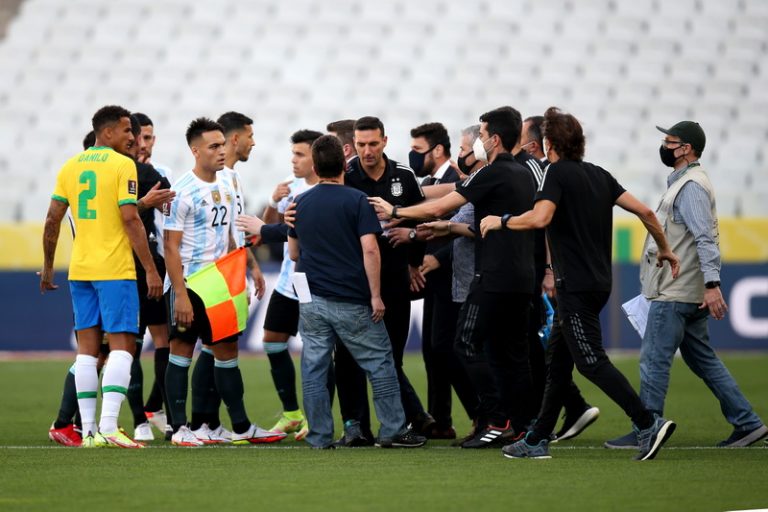 Skandal na derbiju Brazila i Argentine, na teren upali zdravstveni radnici zbog korone