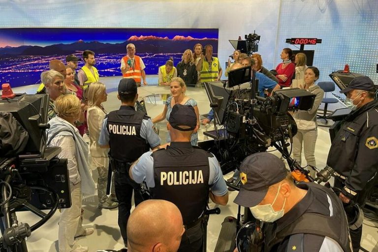 Antivakseri sinoć upali u zgradu televizije Slovenije, policija ih izbacila