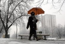 Nije sol: Led na stepenicama nestaje u trenu s jednim jeftinim kućnim sastojkom