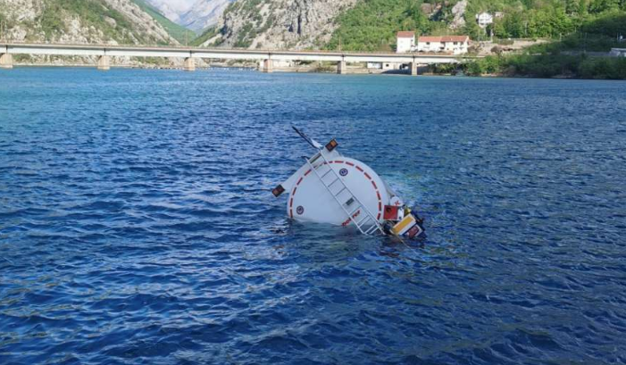 Izvlačenje cisterne iz akumulacije u Drežnici, dosad nafta nije curila u jezero