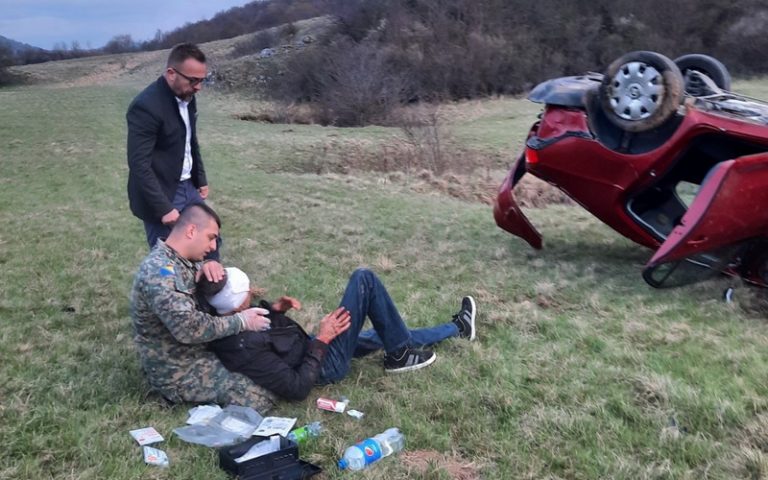 Humani čin: Vojnik OS BiH spasio teško povrijeđenog iz prevrnutog automobila