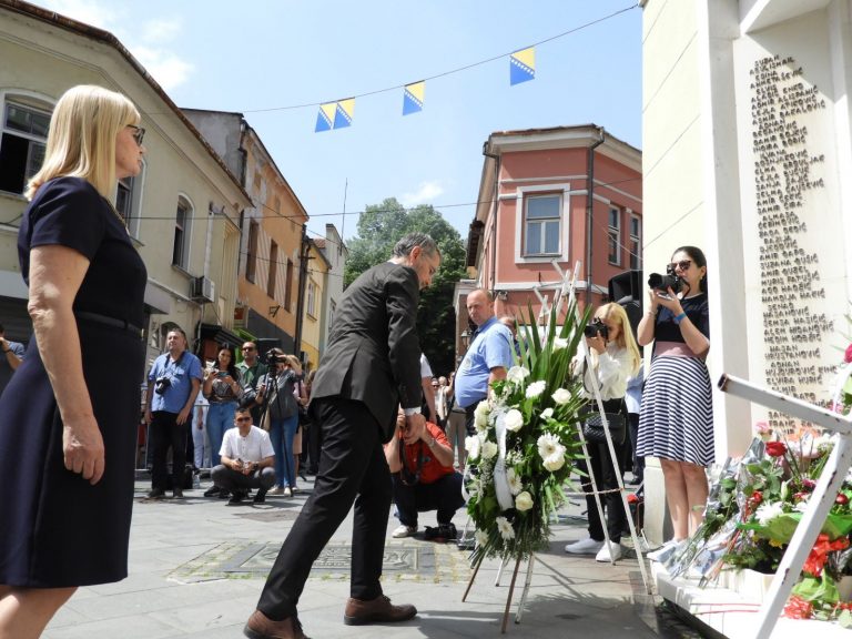 Tuzlaci odali počast stradaloj mladosti: Sjećanje na 71 ugašeni život na Kapiji