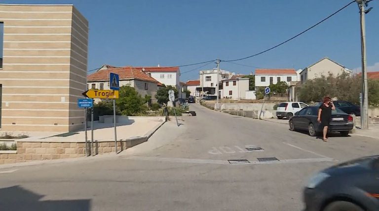 “Ulica žrtava GPS-a”: Prizor iz Dalmacije zbog kojeg se svaki turista preznoji