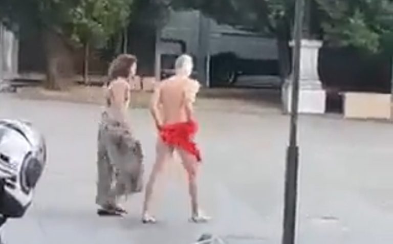 Glumci šetali goli: Performans ispred Narodnog pozorišta Sarajevo uznemirio građane