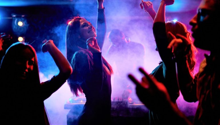 Grad u Hrvatskoj zabranio narodnjake u kafićima